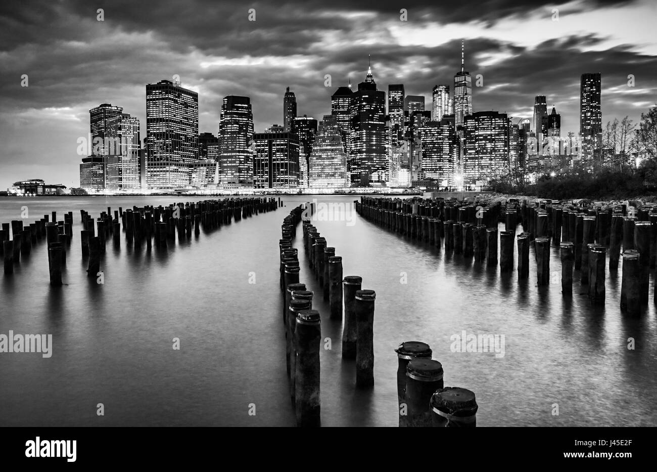 Skyline von New York mit hölzernen Pfählen, schwarz & weiß Stockfoto