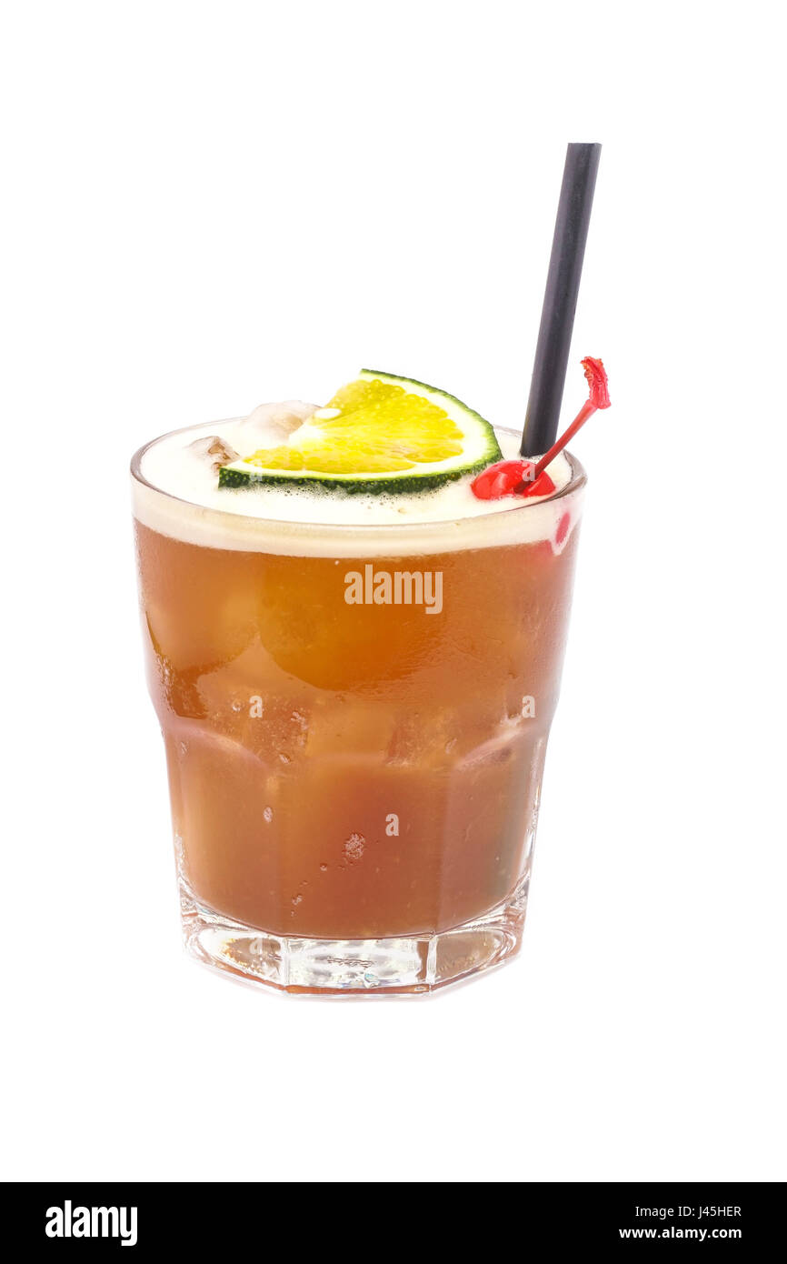 Nahaufnahme von Glas mit Alkohol cocktail mit Rum, Lime Juice und Kirsche isoliert auf einem weißen Hintergrund. Stockfoto