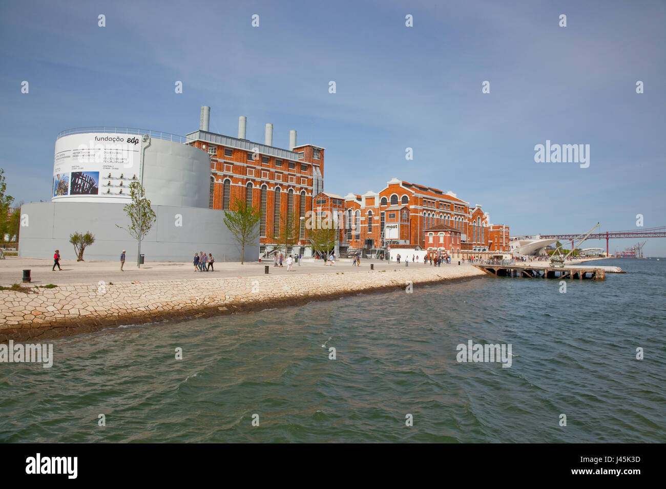 Portugal, Estredmadura, Lissabon, Belem, MAAT, Museum für Kunst, Architektur und Technologie an den Ufern des Flusses Tagus, untergebracht im ehemaligen Kraftwerk Stockfoto