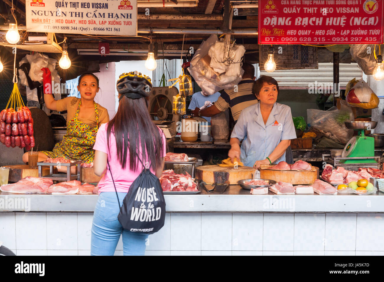 HO CHI MINH CITY, VIETNAM - Februar 07: Frauen verkaufen Fleisch auf dem nassen Markt am 7. Februar 2016 in Ho-Chi-Minh-Stadt, Vietnam. Stockfoto