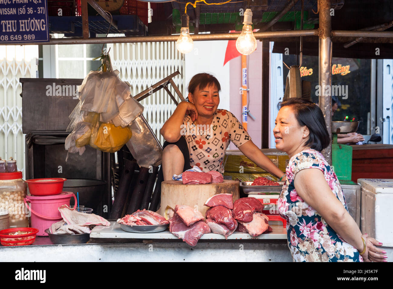 HO CHI MINH CITY, VIETNAM - Februar 07: zwei Frauen haben ein Gespräch auf dem nassen Markt am 7. Februar 2016 in Ho-Chi-Minh-Stadt, Vietnam. Stockfoto