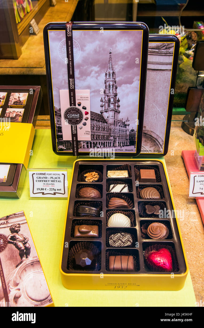 Schokolade und Pralinen auf dem Display in einen Schokoladenladen in Brüssel, Belgien Stockfoto