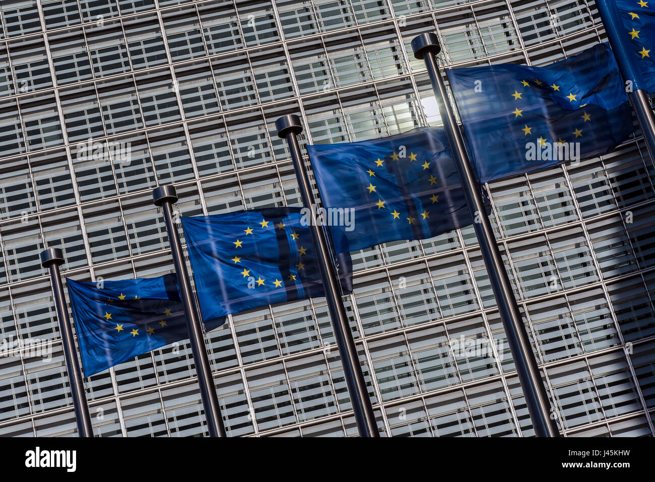 Flaggen der Europäischen Union Weberei außerhalb Gebäude der Europäischen Kommission, Brüssel, Belgien Stockfoto