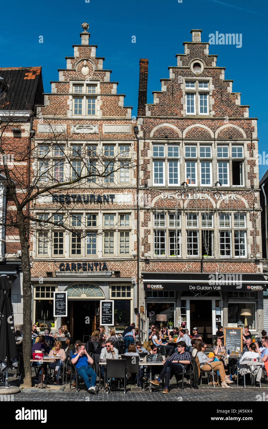 Cafe am Vrijdagmarkt Square, Gent, Ost-Flandern, Belgien Stockfoto