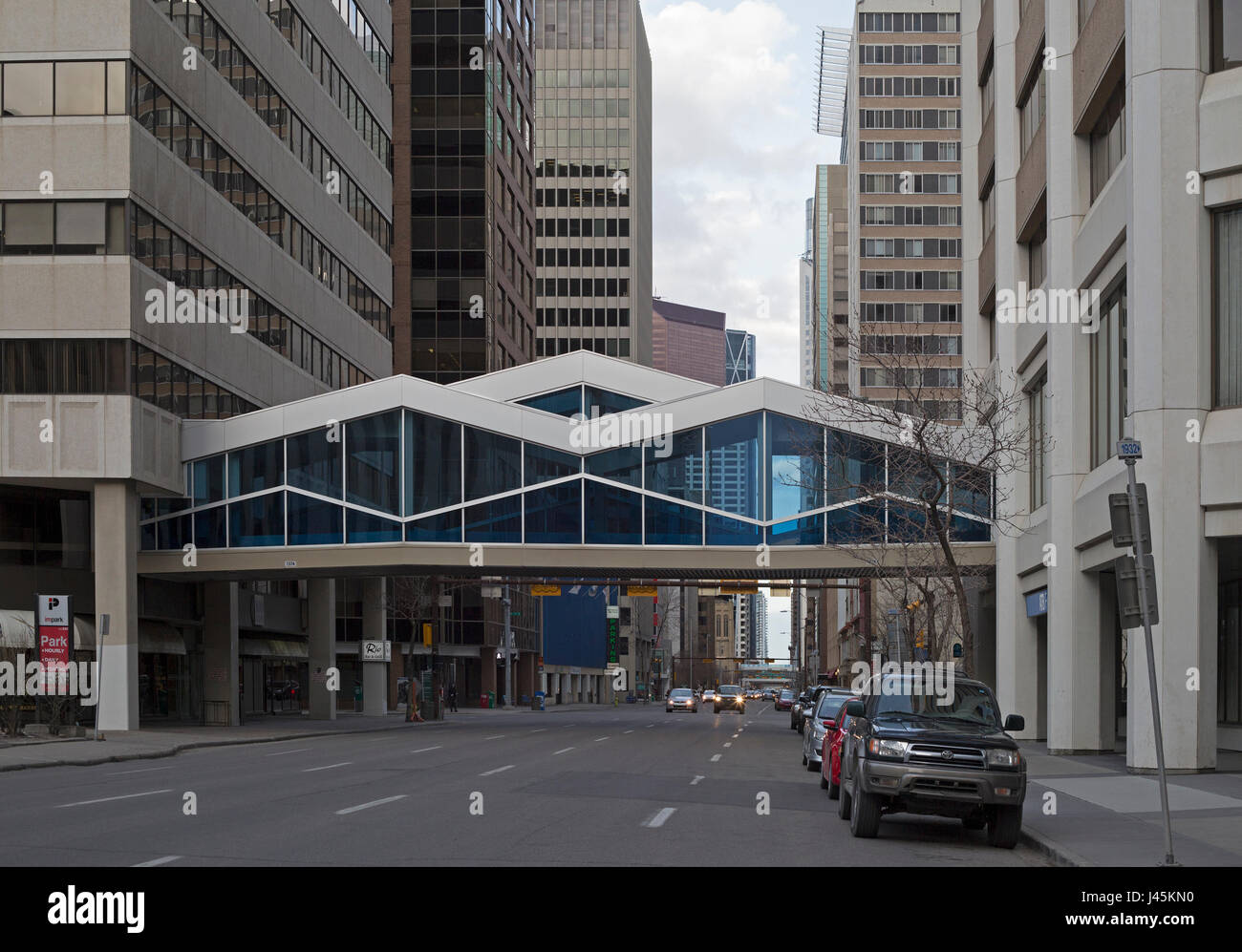 + 15 Gehweg über Stadt Straße, Teil eines umfangreichen oberirdischen Fußgänger Skywalk-Systems in der Innenstadt von Calgary Stockfoto