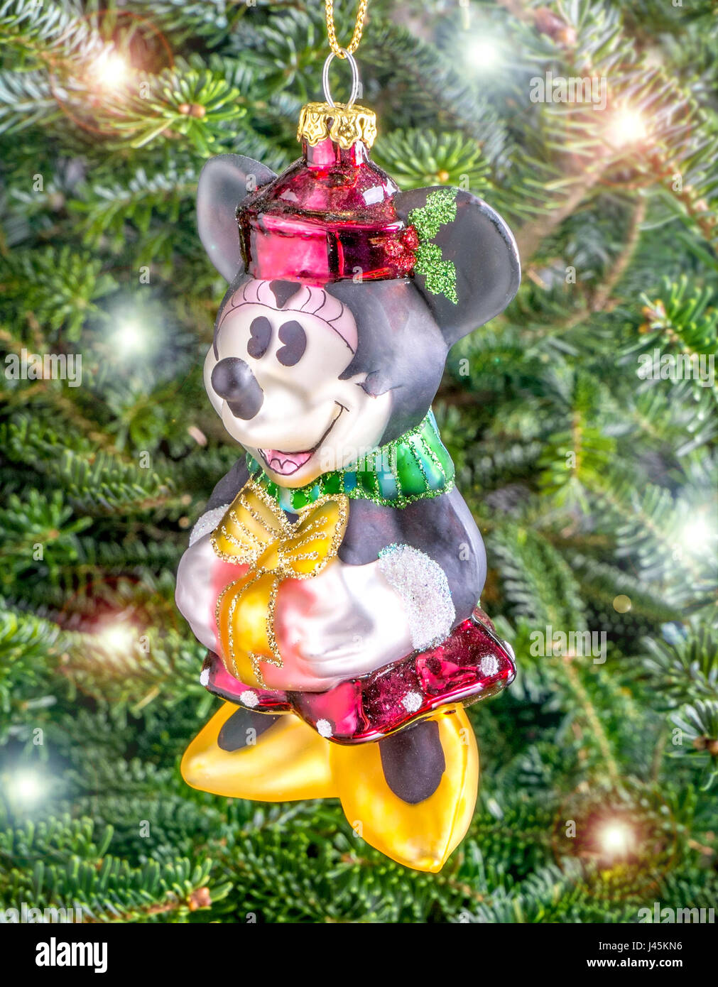 Weihnachtskugel hängen von einem Baum in der Form von Minnie Mouse Stockfoto