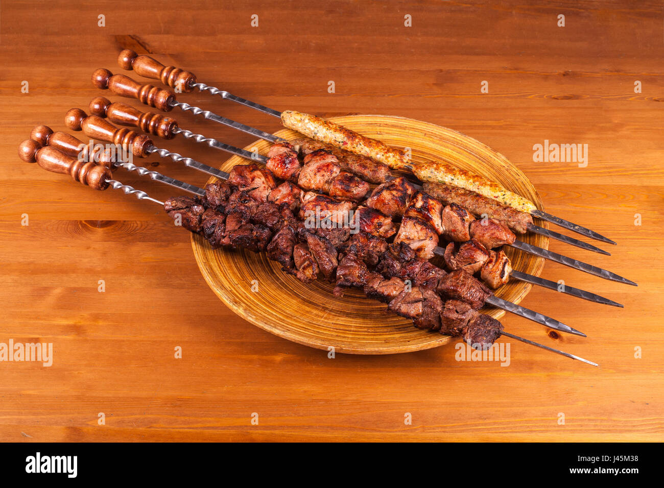 eingestellten Schaschlik. Kebab-Spiess, schwarzen rechteckigen Platte. Sauce und Zwiebeln Stockfoto