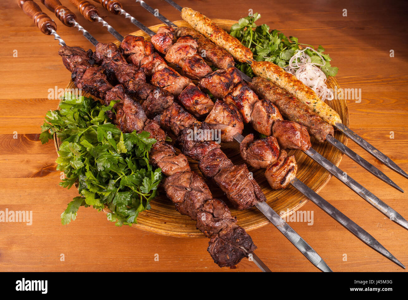 eingestellten Schaschlik. Schaschlik mit Gemüse auf Eisen-Spieße auf hölzernen Hintergrund Stockfoto