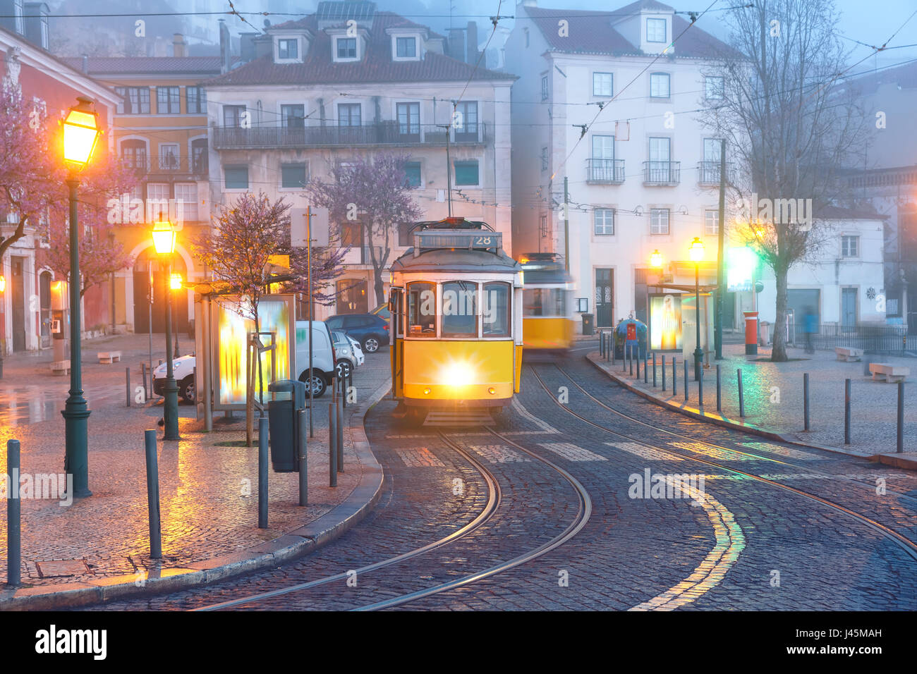 Gelbe Straßenbahnlinie 28 in Alfama, Lissabon, Portugal Stockfoto