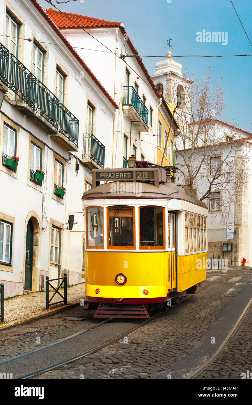 Gelbe Straßenbahnlinie 28 in Alfama, Lissabon, Portugal Stockfoto