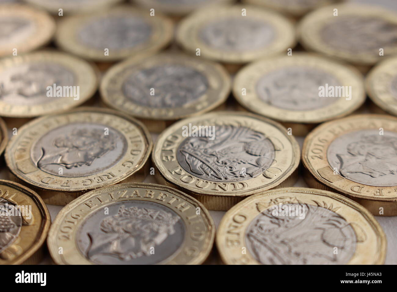 Ein ordentlich Muster des neuen britischen Pfund Sterling 12-seitigen Pfund-Münzen Stockfoto