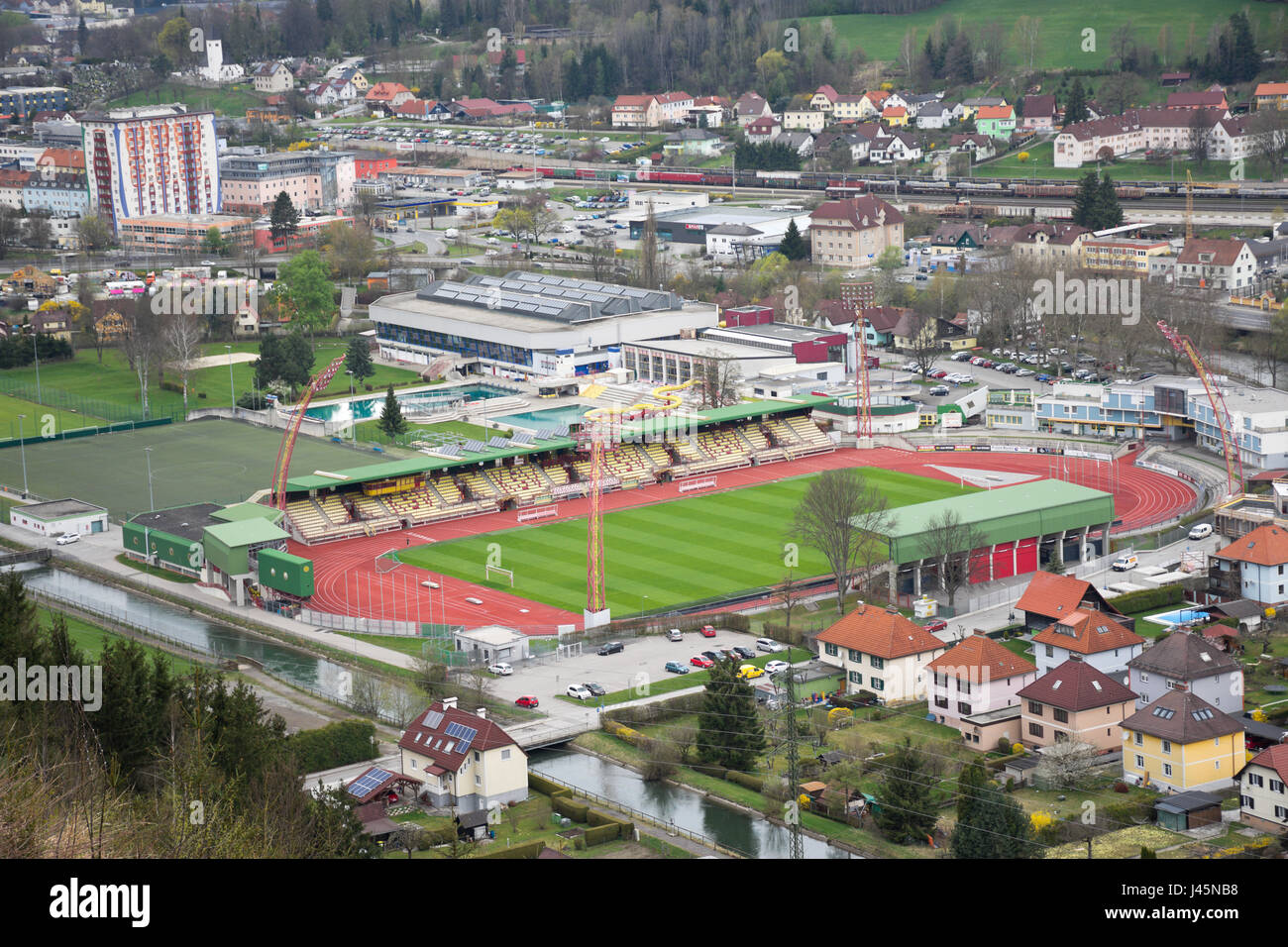Kapfenberg, gesehen vom Süden, drittgrößte Stadt in der Steiermark, Österreich. Im Zentrum Stadt das Fußballstadion des Club Kapfenberger SV. Stockfoto