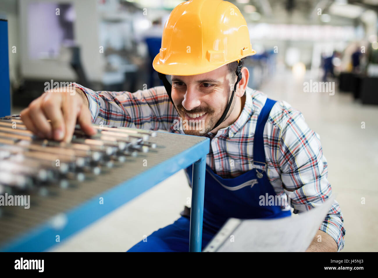 Vorgesetzten, die Qualitätskontrolle und Pruduction Einchecken Metallfabrik zu tun Stockfoto