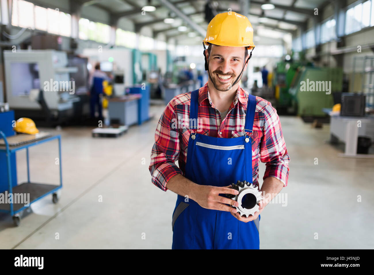 Ein Porträt der schönen professionellen Metallindustrie Arbeiter in Fabrik Stockfoto