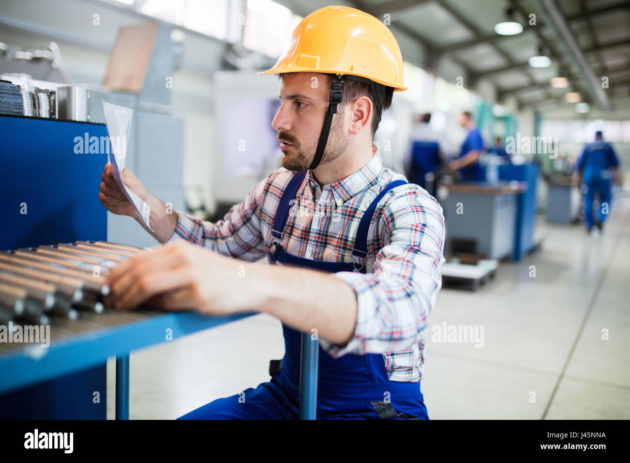 Vorgesetzten, die Qualitätskontrolle und Pruduction Einchecken Metallfabrik zu tun Stockfoto