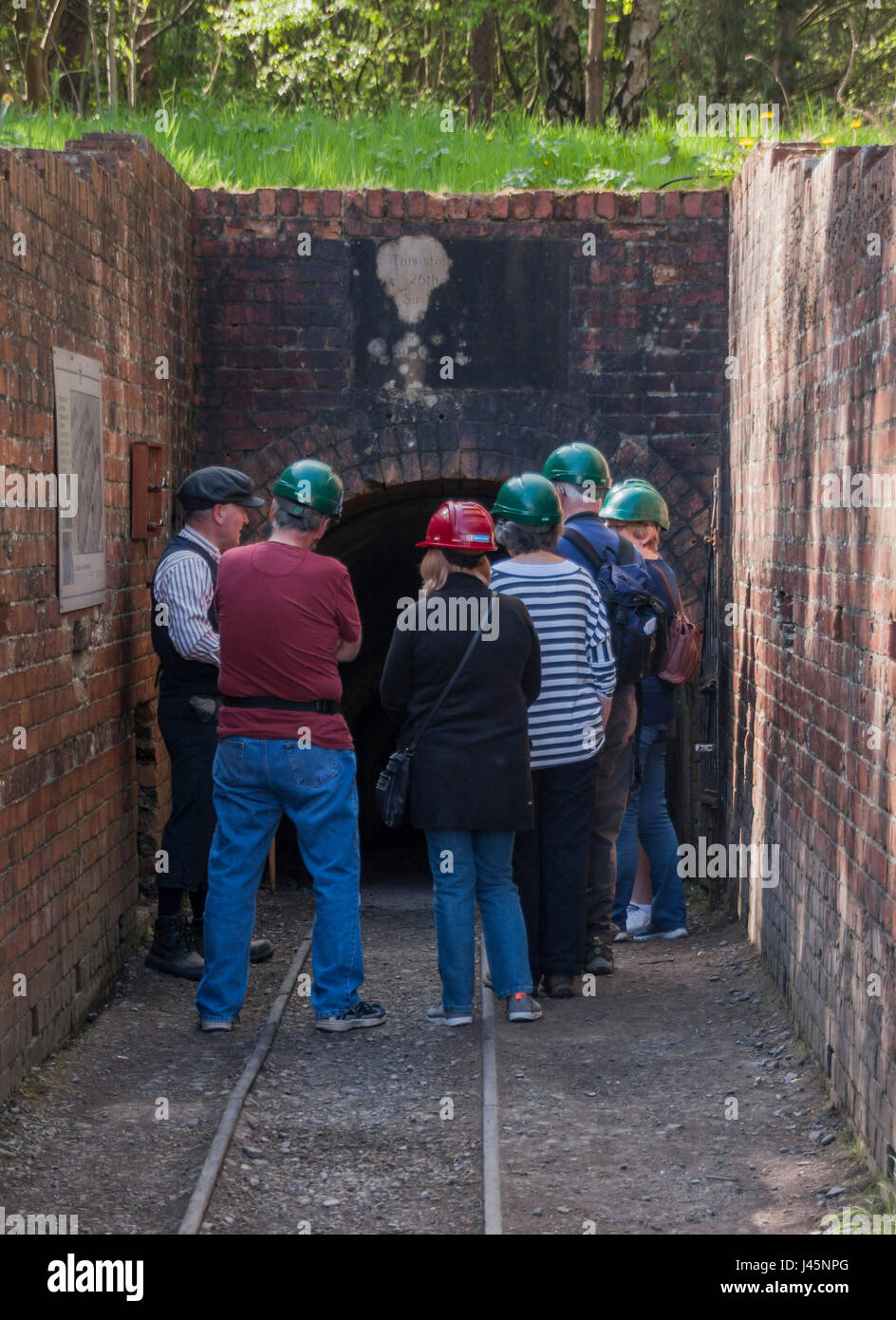 Besucher warten gezeigt werden unten die Drift-Mine bei Beamish Museum, England, UK Stockfoto