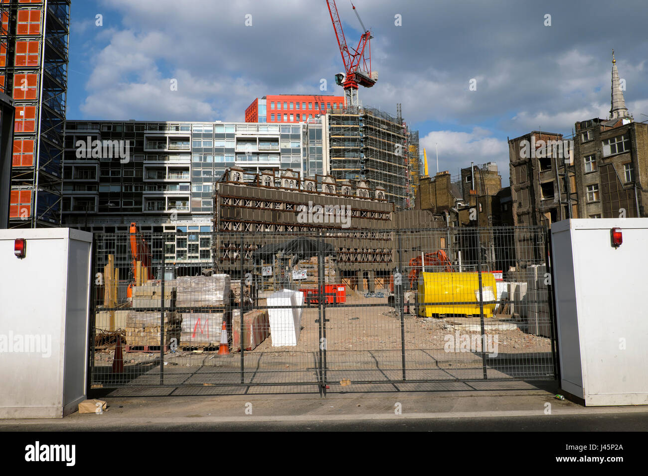 Ansicht Gebäude noch auf Abriss-Baustelle von Andrew Borde Straße in der Nähe von Tottenham Court Road mit Blick auf St. Giles Bereich London UK KATHY DEWITT Stockfoto