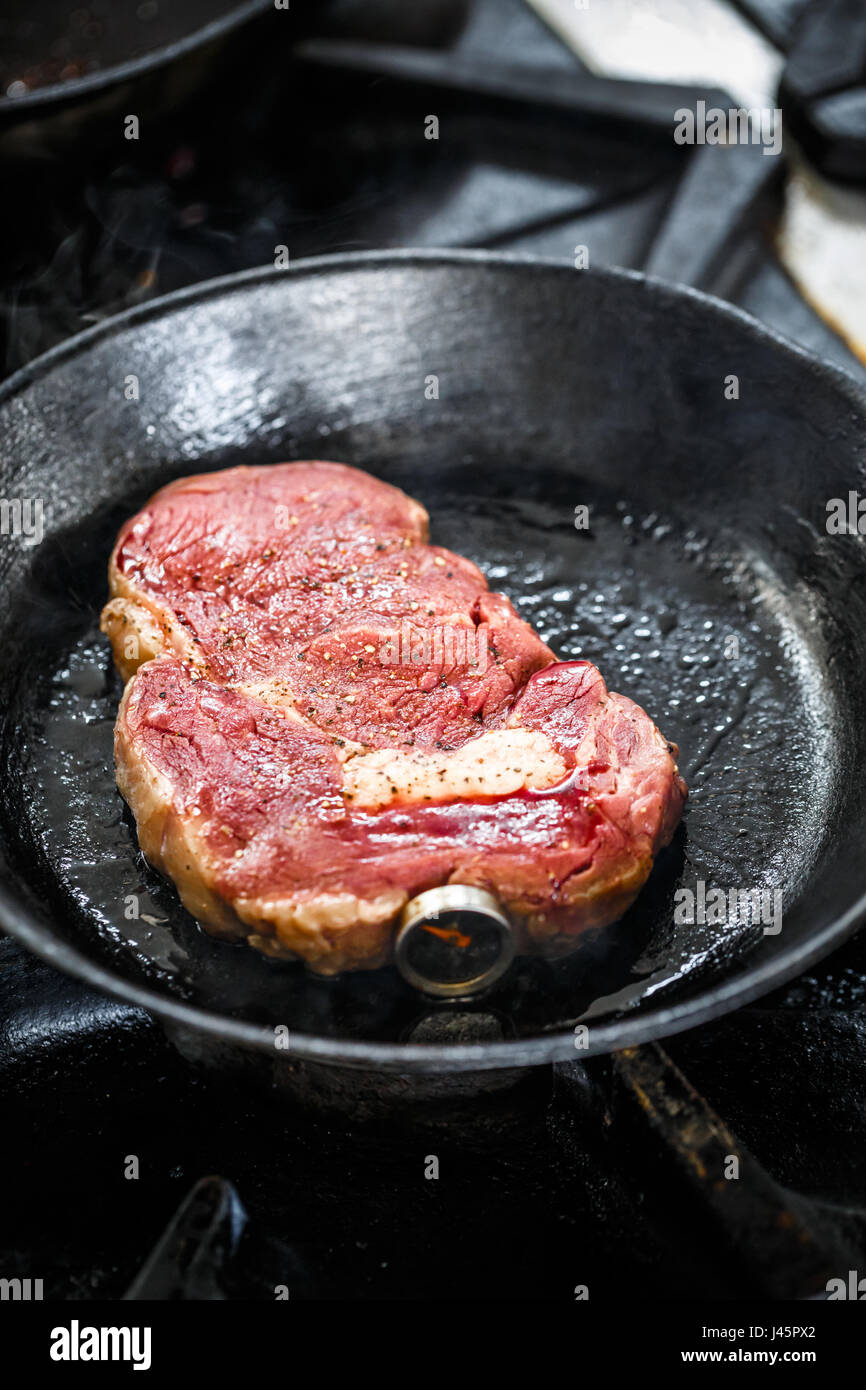 Rohes Steak in der Pfanne mit Fleisch-thermometer Stockfoto