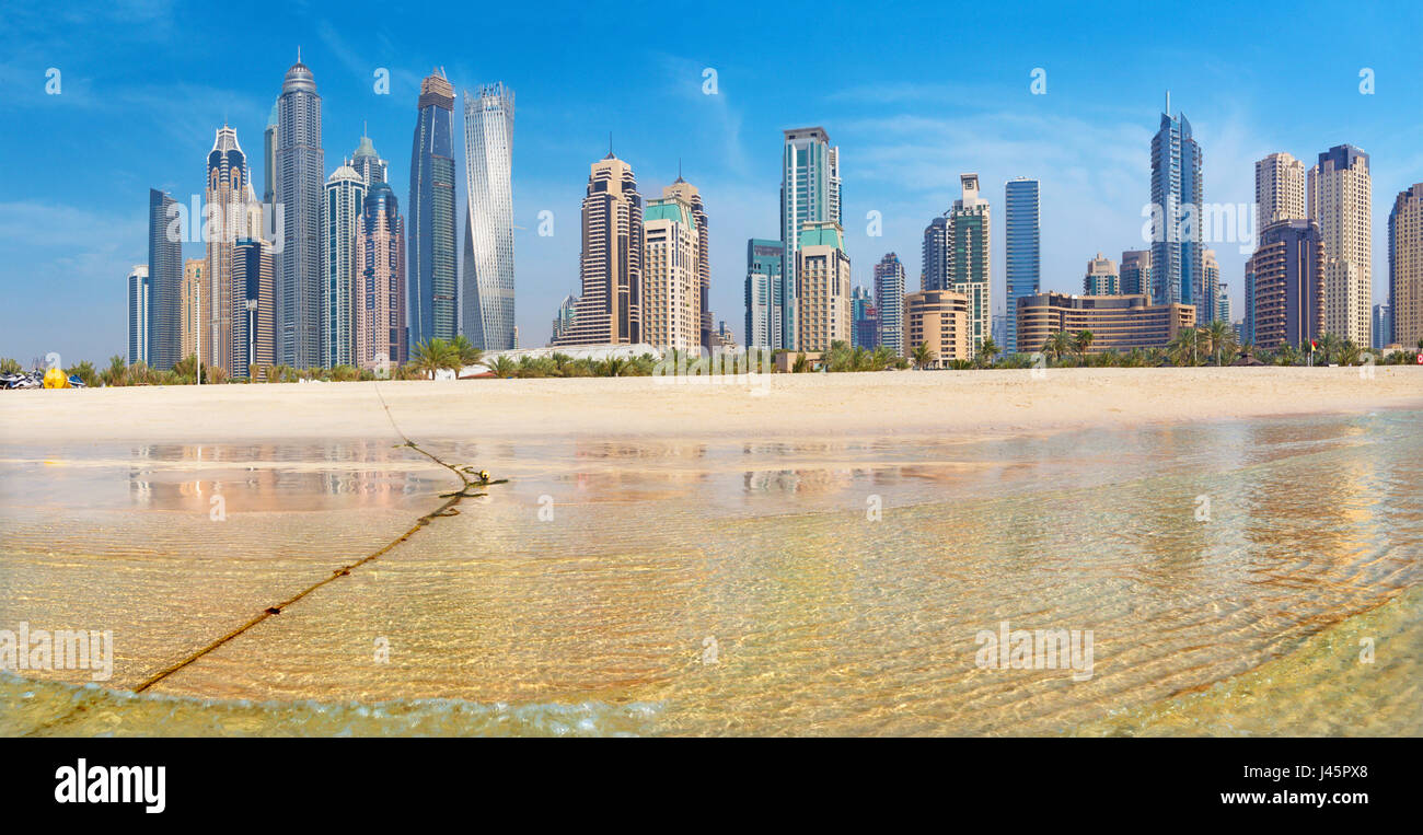 DUBAI, Vereinigte Arabische Emirate - 28. März 2017: The Marina erhebt sich vom Strand entfernt. Stockfoto