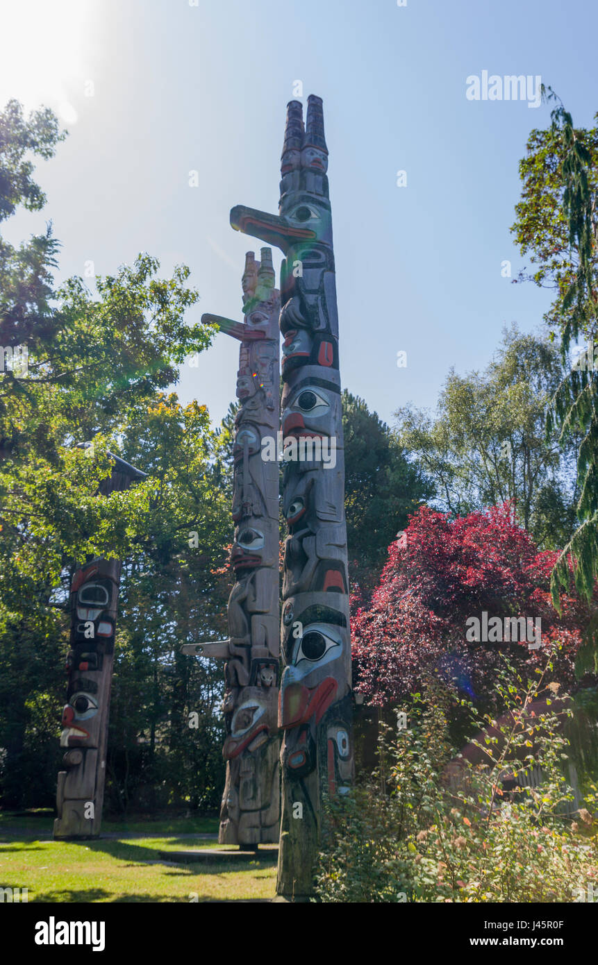 VICTORIA, BC Kanada SEPTEMBER 1,2013: Totempfähle im Thunderbird Park von Eingeborenen Kanadier geschnitzt. Der Park ist Teil der königlichen BC Museen. Stockfoto