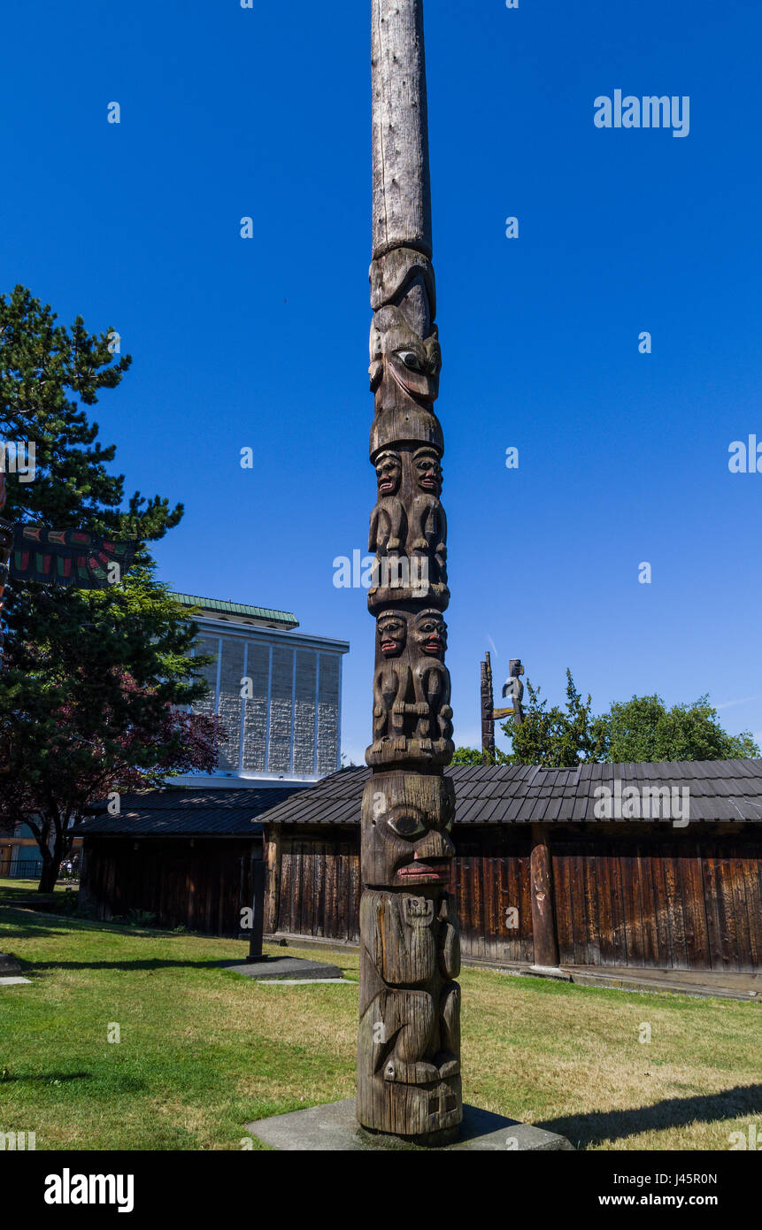 VICTORIA, BC Kanada SEPTEMBER 1,2013: Totempfähle im Thunderbird Park von Eingeborenen Kanadier geschnitzt. Der Park ist Teil der königlichen BC Museen. Stockfoto
