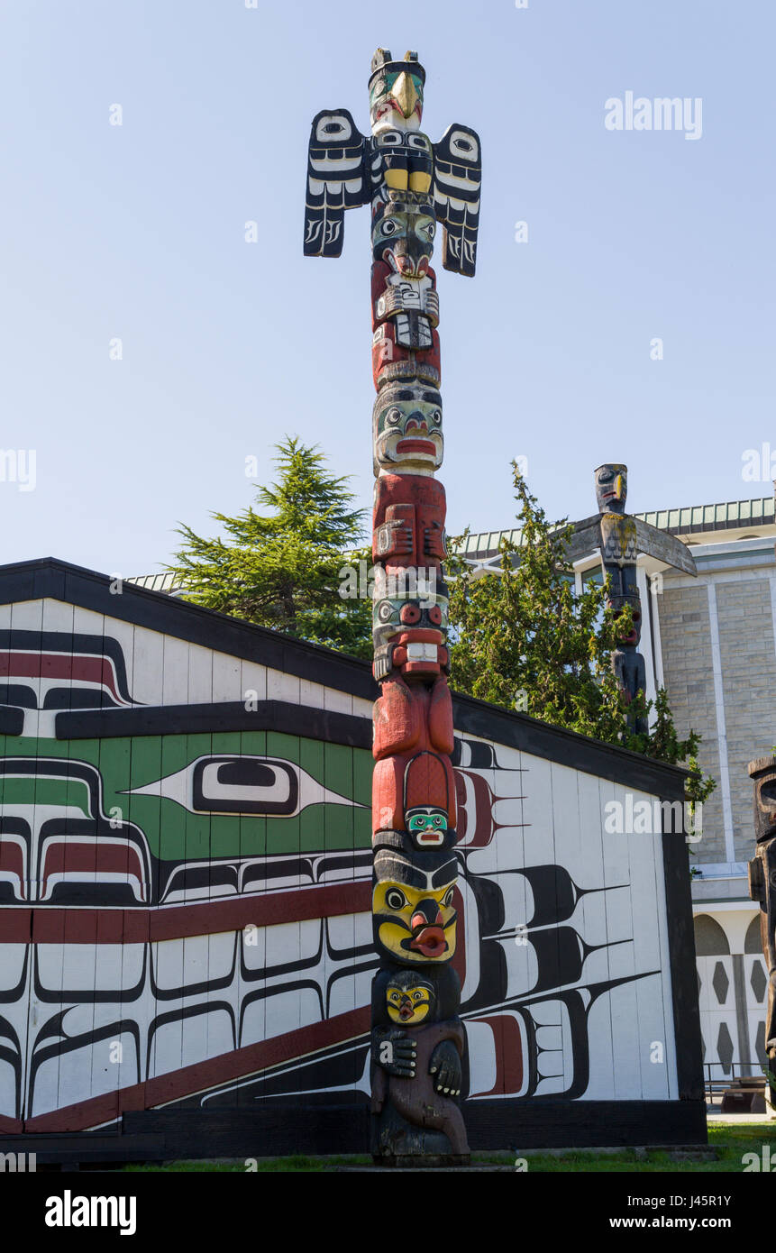 VICTORIA, BC Kanada SEPTEMBER 1,2013: Totempfähle im Thunderbird Park von Eingeborenen Kanadier geschnitzt. Der Park ist Teil der königlichen BC Museen. Stockfoto