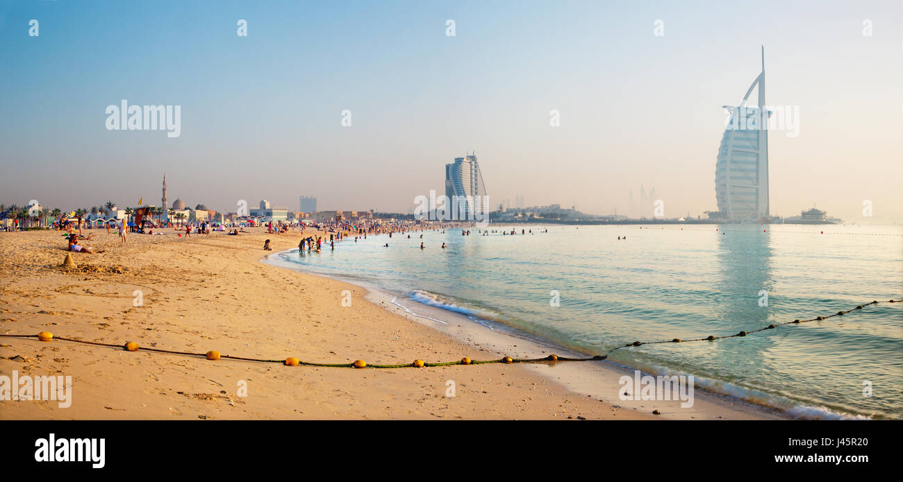 DUBAI, Vereinigte Arabische Emirate - 30. März 2017: Der Abend Skyline mit dem Burj al Arab und Jumeirah Beach Hotels und offene Jumeirah Strand. Stockfoto