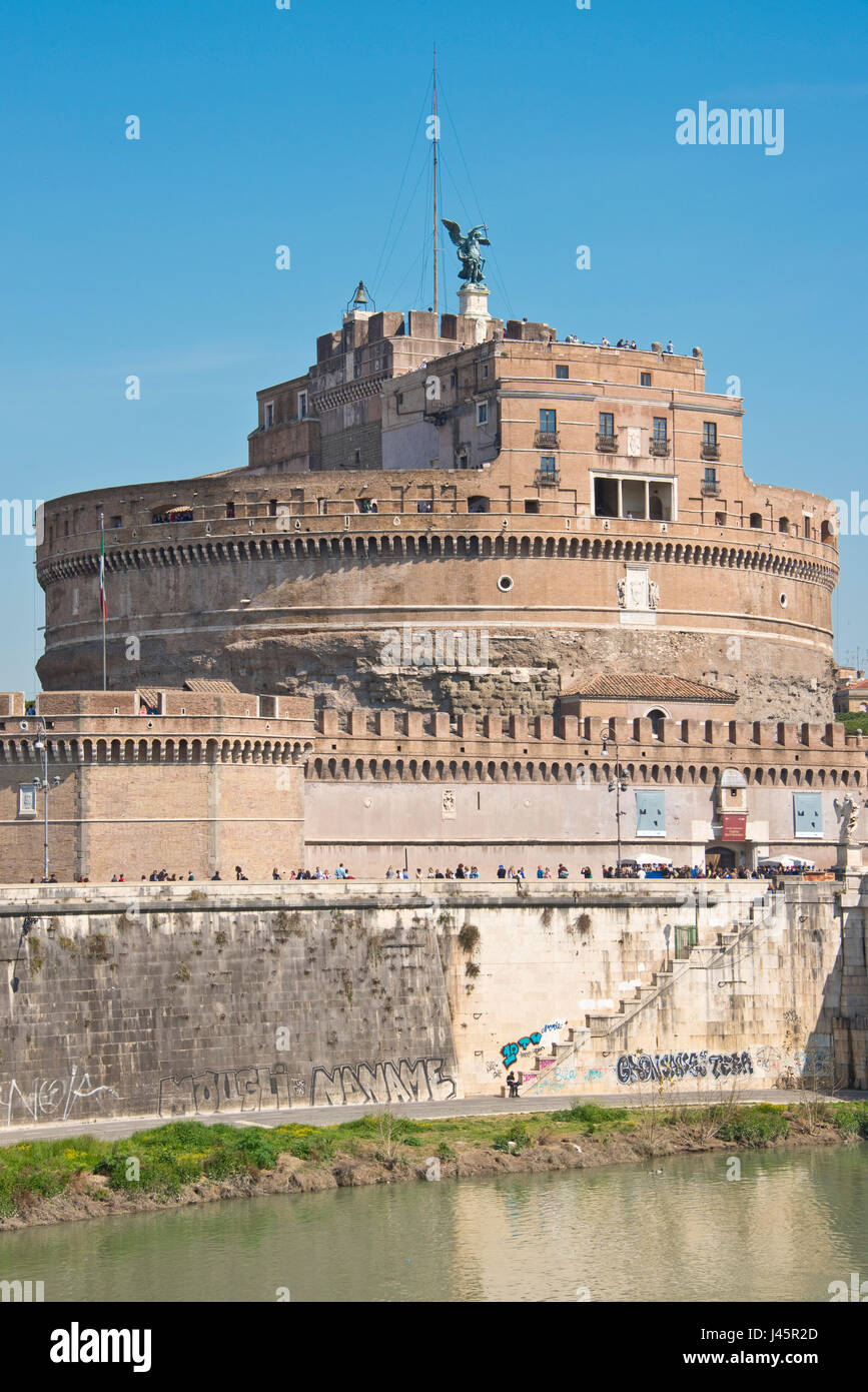 Das Castel Sant'Angelo mit dem Fluss Tiber Vordergrund an einem sonnigen Tag mit blauem Himmel. Stockfoto