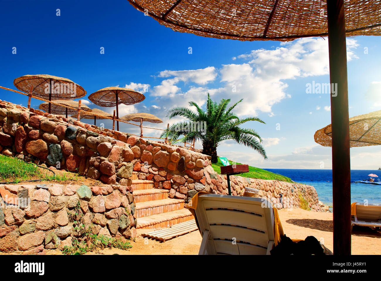 Sandstrand in der Nähe von Rotes Meer bei Sonnenuntergang Stockfoto