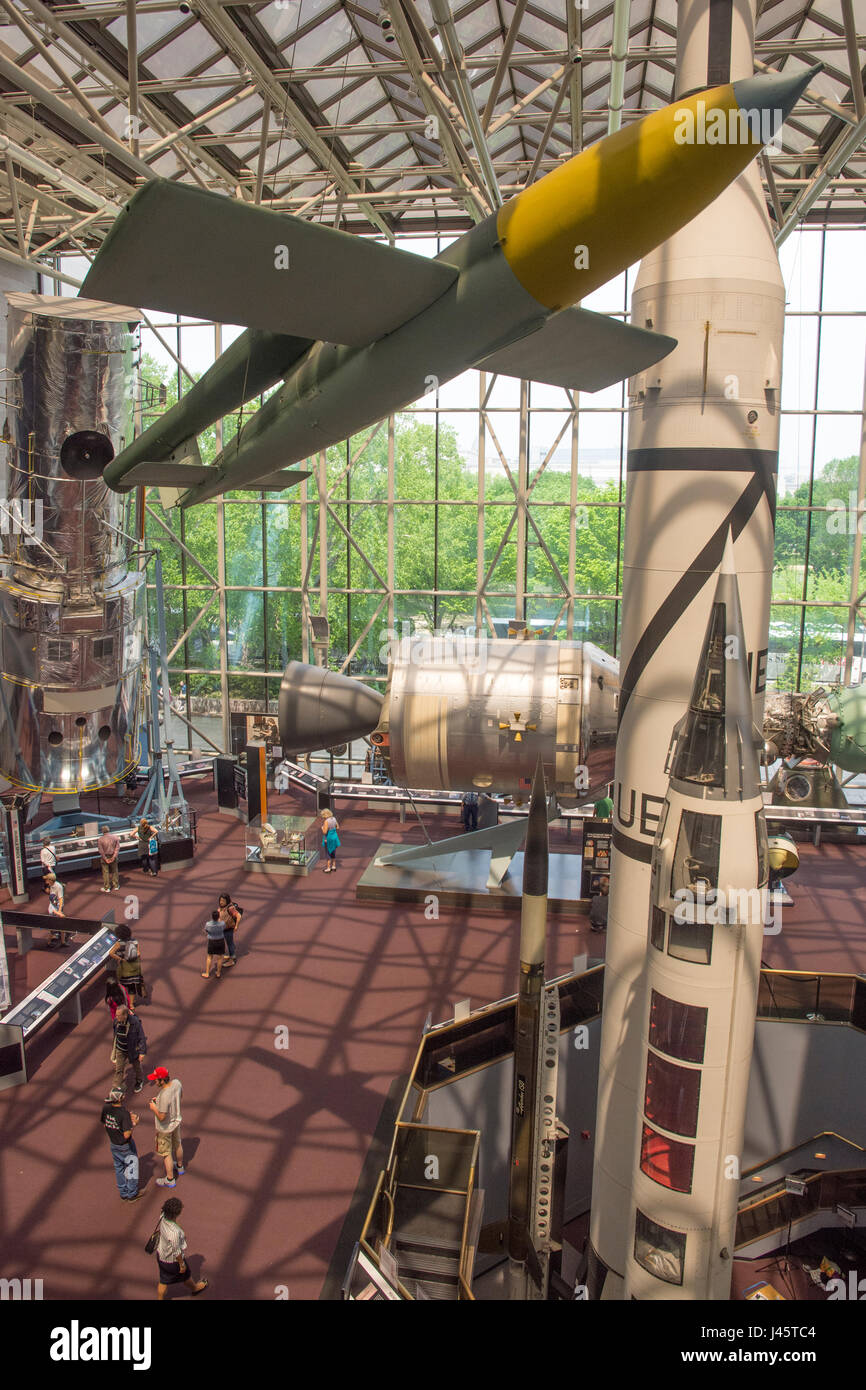Deutsch v-1 Buzzbomb aus dem zweiten Weltkrieg hängt in der Space-Race-Galerie des National Air and Space Museum in Washington, DC. Hubble-Weltraumteleskop ist bei weitem Stockfoto