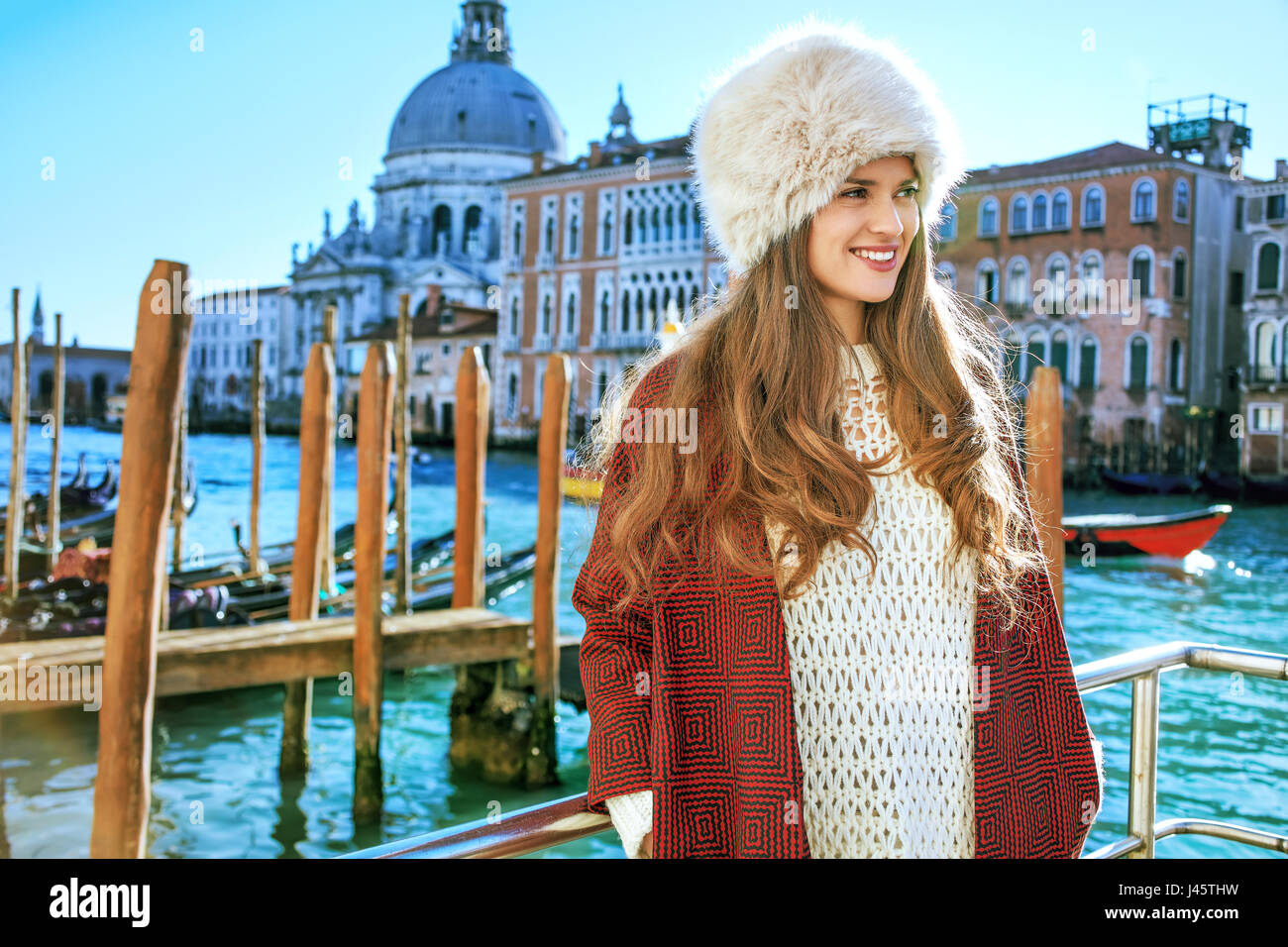 Eine andere Welt Urlaub. glücklich elegante touristische Frau am Ufer in Venedig im Winter Blick in die Ferne Stockfoto Eine andere Welt Urlaub. glücklich elegante touristische Frau am Ufer in Venedig im Winter Blick in die Ferne Stockfoto
