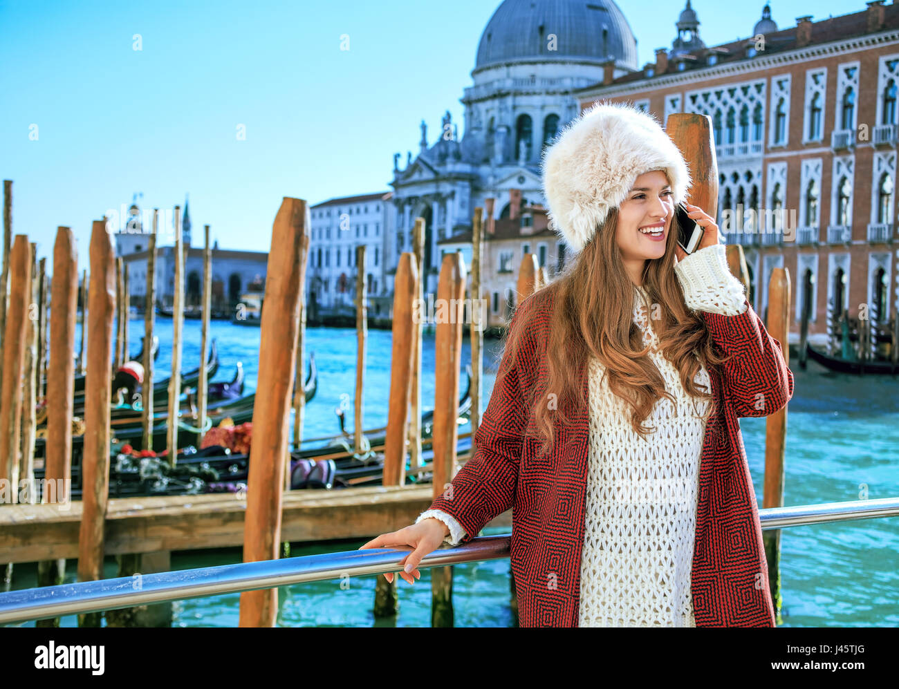 Eine andere Welt Urlaub. glückliche junge Frau in Venedig im Winter mit dem Handy telefonieren Stockfoto Eine andere Welt Urlaub. glückliche junge Frau in Venedig im Winter mit dem Handy telefonieren Stockfoto