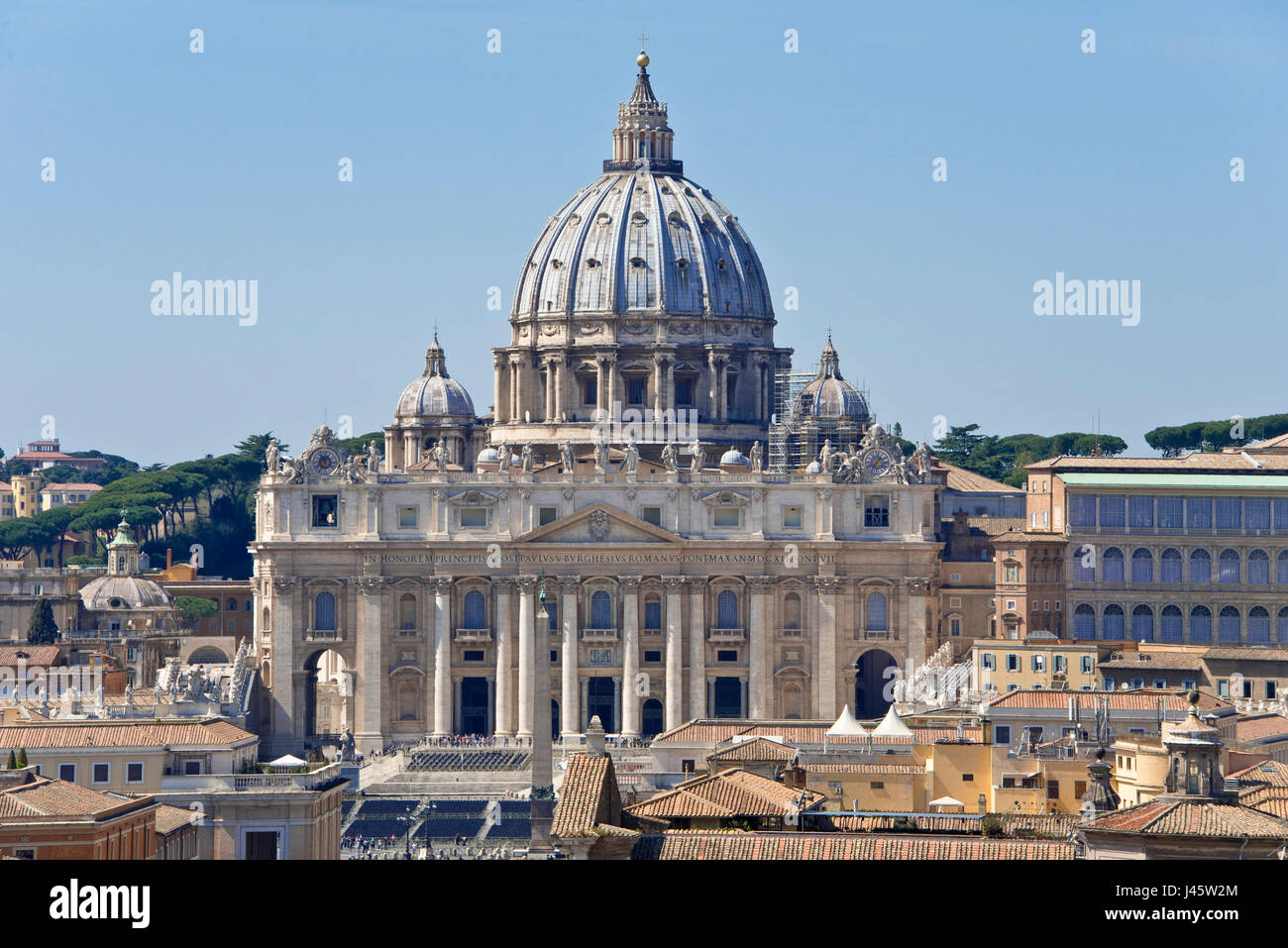 Komprimierte Perspektivansicht von Str. Peters Basilica in Rom von der Spitze des The Castel Sant'Angelo an einem sonnigen Tag mit blauem Himmel. Stockfoto