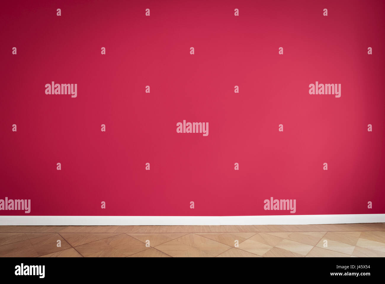 Rote Wand Hintergrund, leere Wohnung Zimmer Stockfoto
