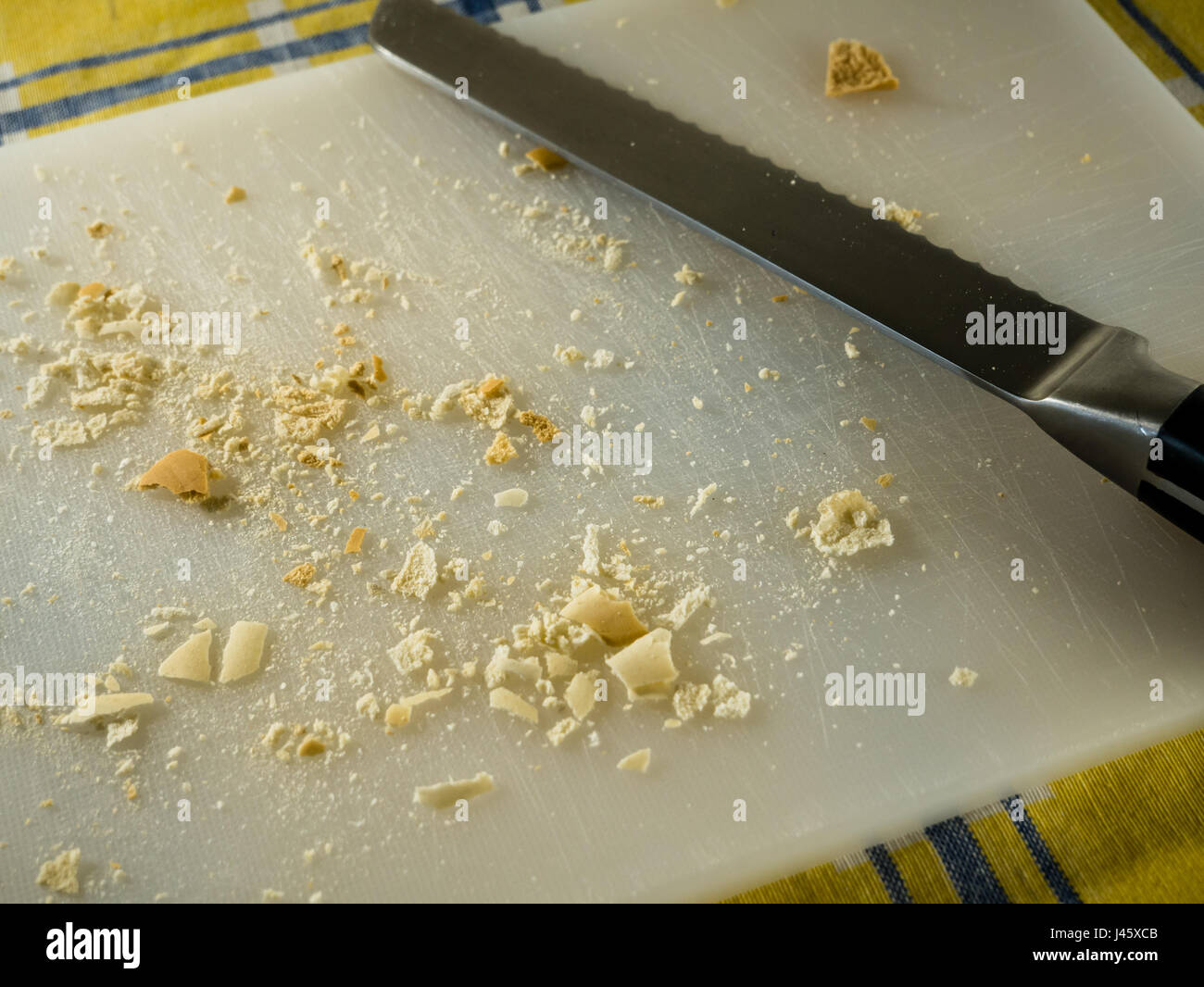 Nach dem Schneiden von Brot auf dem Tisch gibt es kein Brot mehr. Stockfoto