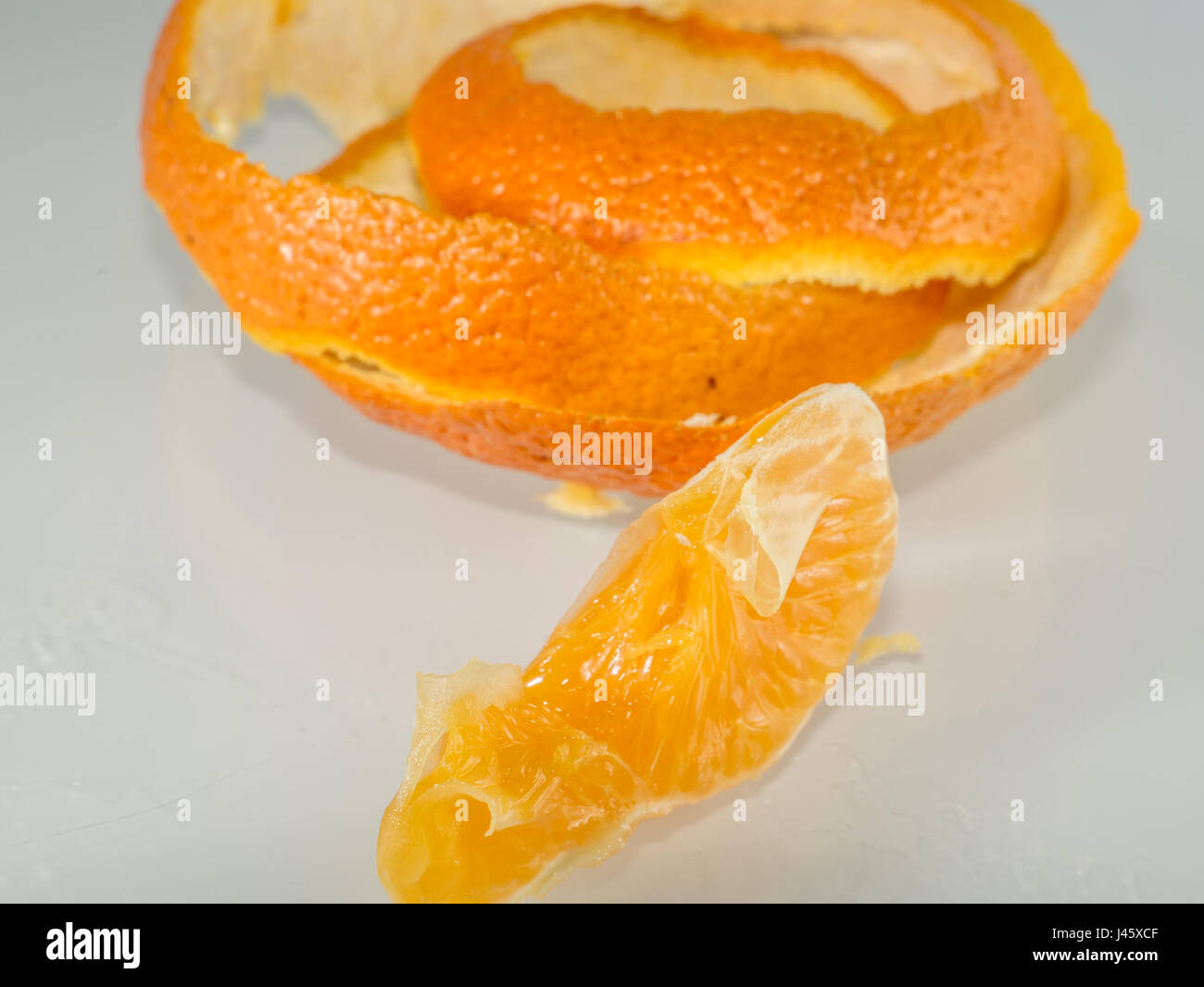 Das letzte Stück der Mandarine Links zum Frühstück Stockfoto