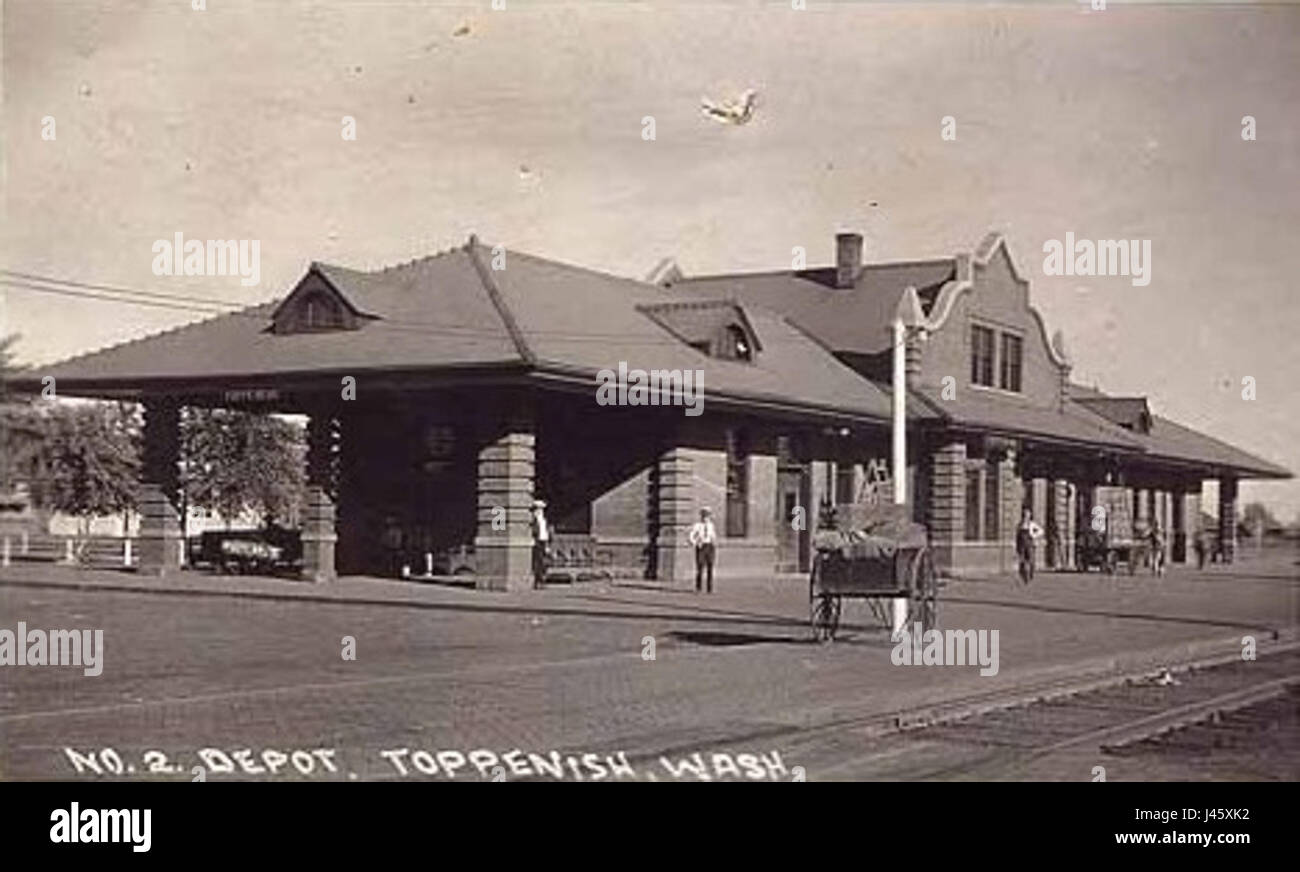 Dies bezieht sich auf ein historisches Foto des Bahndepots Toppenish, Washington, aus dem Jahr 1911. Das Bild zeigt einen wichtigen Verkehrsknotenpunkt im frühen 20. Jahrhundert und zeigt die Eisenbahninfrastruktur und die regionale Anbindung. Stockfoto