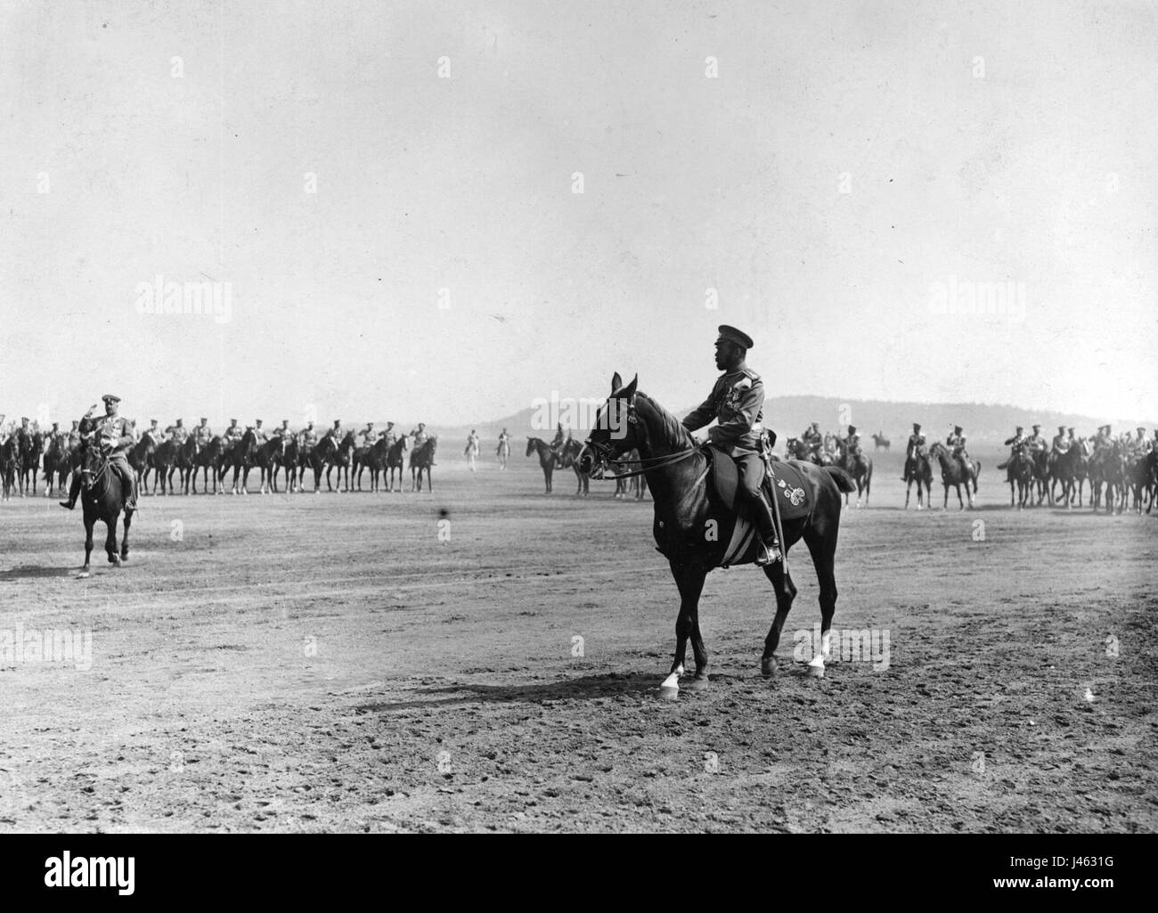 Nicholas II von Rußland auf dem Pferderücken bei einem Manöver Stockfoto