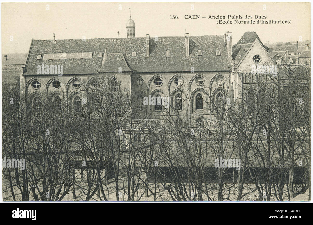 Das Palais Ducal in Italien ist eine wichtige historische Stätte. Dieses Bild aus dem Jahr 1910 unterstreicht seine architektonische Pracht und Bedeutung als politisches und kulturelles Zentrum während seiner Ära. Stockfoto