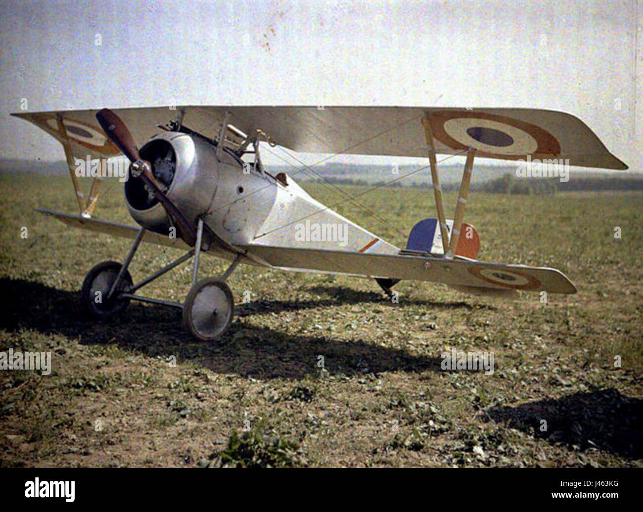 Die Nieuport 23 war ein Kampfflugzeug aus dem Ersten Weltkrieg, das von der französischen und belgischen Luftwaffe eingesetzt wurde. Dieses Farbfoto zeigt wahrscheinlich eine detaillierte Darstellung des Flugzeugs, die sein Design und seine Bedeutung während des Krieges zeigt. Stockfoto