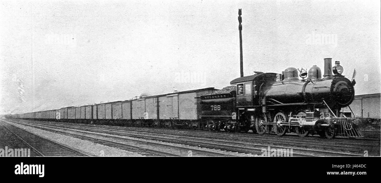 Der schwere Güterzug NYC&HRR (New York Central & Hudson River), der 1907 im Boys' Book of Locomotives aufgeführt ist, ist ein wichtiger Bestandteil der amerikanischen Eisenbahnfahrt im frühen 20. Jahrhundert. Dieses Güterzugmodell unterstreicht die technologischen Fortschritte im Schienenverkehr und verfügt über robuste Lokomotiven, die für den Gütertransport im ganzen Land eingesetzt werden. Stockfoto