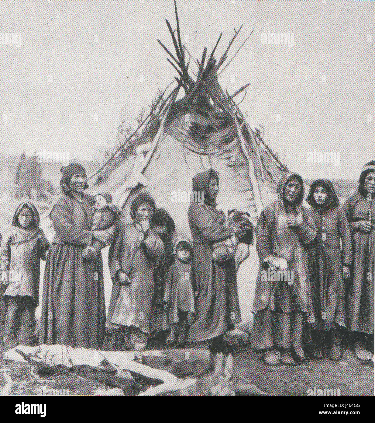 Naskapi-Frauen, Mitglieder einer First Nations-Gruppe in Kanada, werden in Wolle und Hirschlederkleidung dargestellt, die ihre traditionelle Kleidung und Kultur repräsentiert. Stockfoto