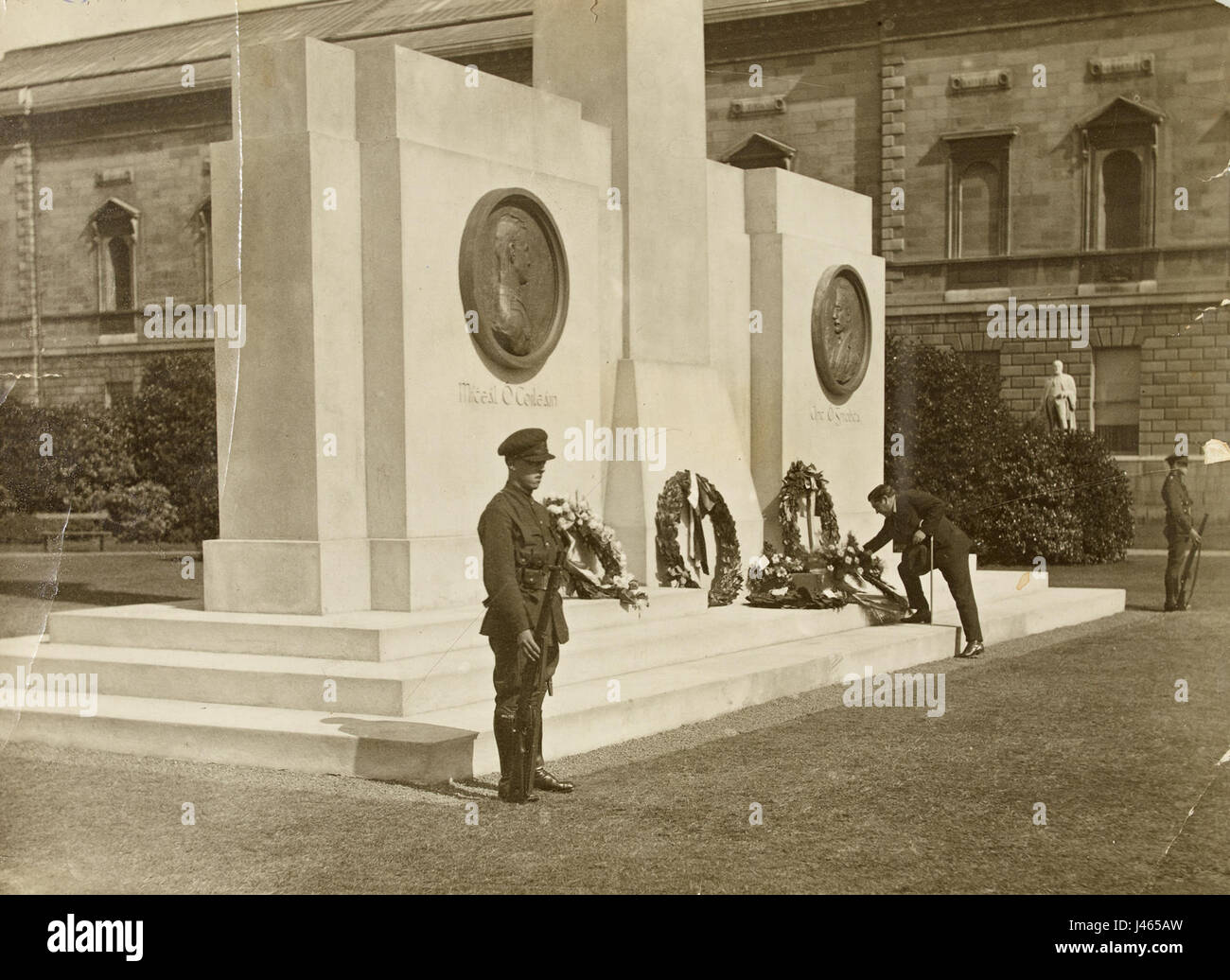 Herr John McCormack Platzierung einen Kranz am Ehrenmal errichtet zur Erinnerung an den verstorbenen Michael Collins und Arthur Griffith in Leinster Rasen (16307907087) Stockfoto Herr John McCormack Platzierung einen Kranz am Ehrenmal errichtet zur Erinnerung an den verstorbenen Michael Collins und Arthur Griffith in Leinster Rasen (16307907087) Stockfoto
