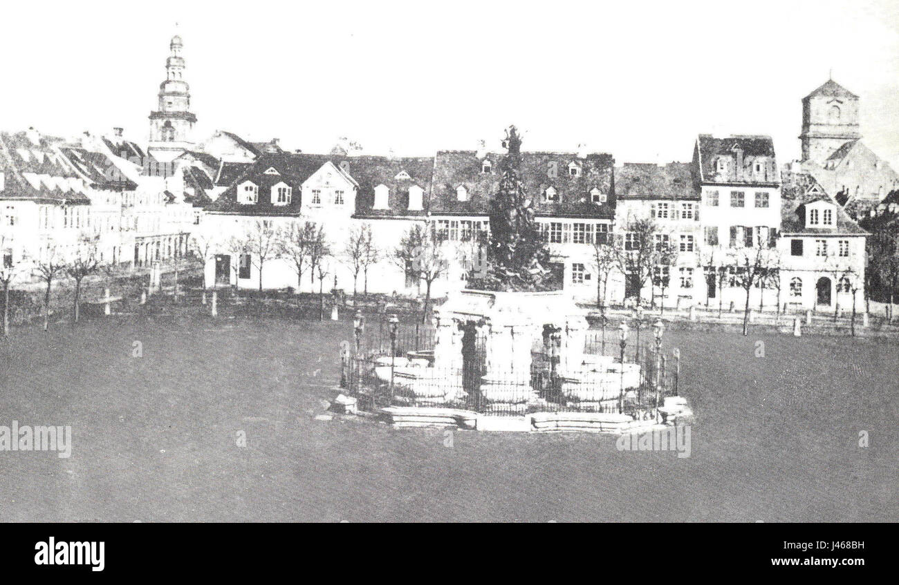 Der Paradeplatz in Mannheim ist ein zentraler Platz, der für seine historische und architektonische Bedeutung bekannt ist. Der Platz ist seit seiner Gründung im 19. Jahrhundert ein Drehkreuz für soziale, kulturelle und politische Veranstaltungen. Stockfoto