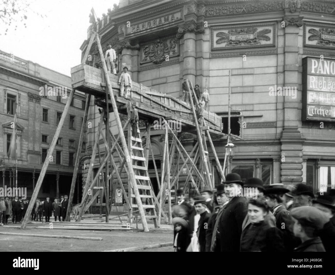 Diese Panorama-Montage von Leipzig bietet einen umfassenden Blick auf die Stadt mit ihren historischen Wahrzeichen, modernen Gebäuden und dem pulsierenden Stadtbild. Das Bild zeigt die Mischung aus alter und neuer Architektur in der Stadt. Stockfoto