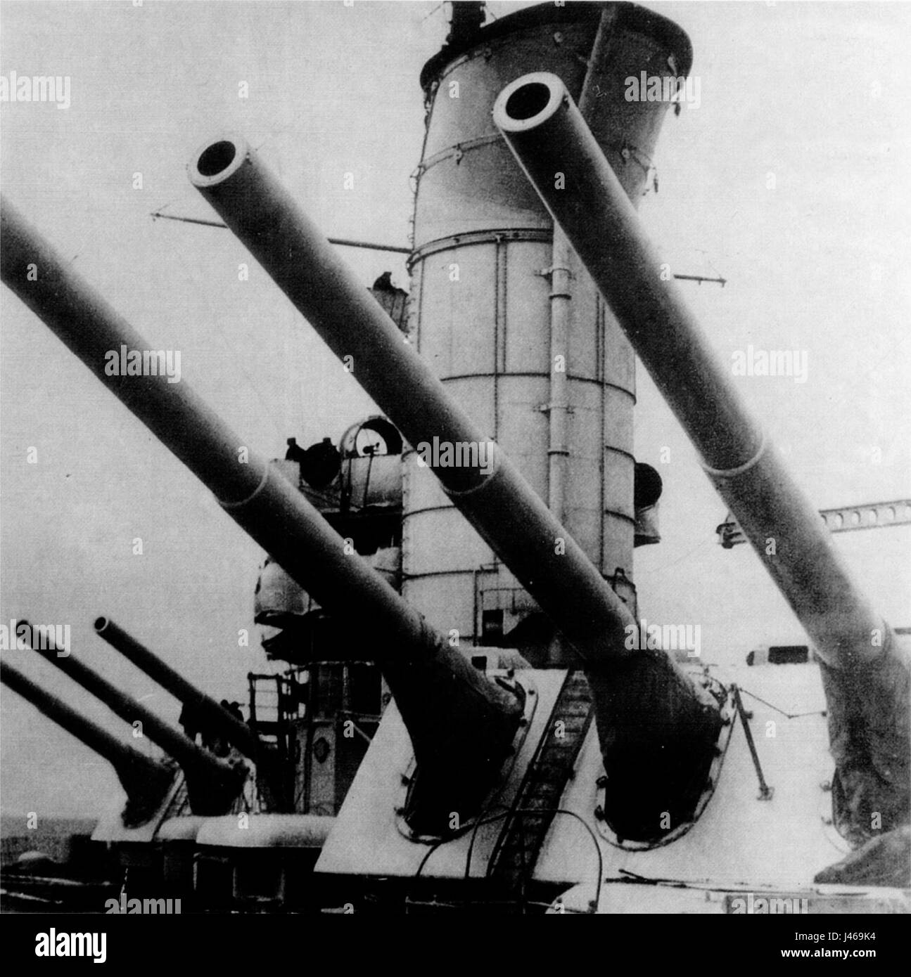 Parischskaja Kommuna bezieht sich auf die Pariser Kommune von 1871, eine revolutionäre sozialistische Regierung, die Paris kurzzeitig kontrollierte. Die Hauptgeschütze beziehen sich wahrscheinlich auf die Artillerie, die während der Verteidigung der Kommune gegen die französischen Streitkräfte eingesetzt wurde. Stockfoto