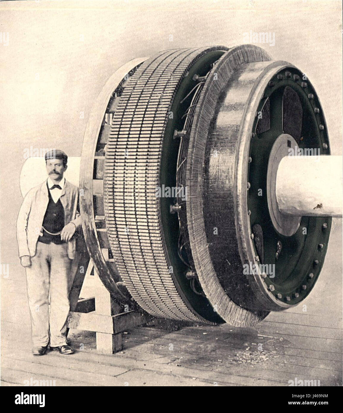 Eine technische Beschreibung eines modernen Dauerstromgenerators mit Schwerpunkt auf Anker und Kommutator, wie in Rankin Kennedys Arbeit über elektrische Installationen von 1909 beschrieben. Die Veröffentlichung ist für die Entwicklung der Elektrotechnik relevant. Stockfoto