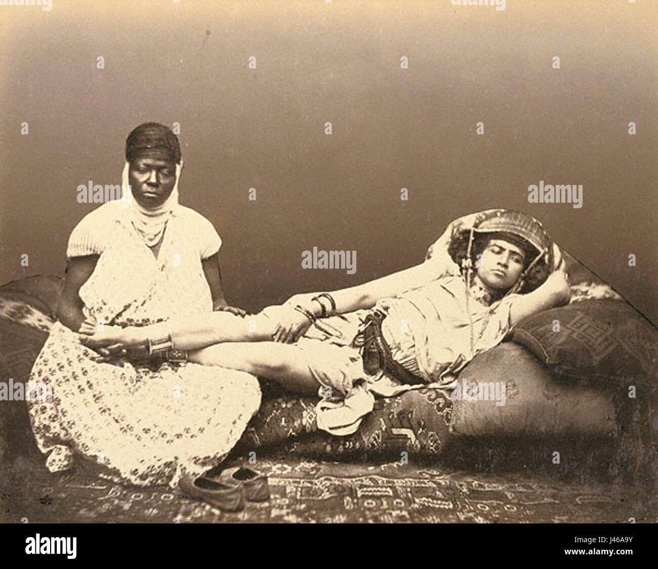 Dieses Kunstwerk zeigt eine maurische Frau und ihr Dienstmädchen in einem traditionellen Ambiente, das wahrscheinlich von der maurischen Kultur und Kleidung beeinflusst ist. Er unterstreicht die historische Verbindung zwischen maurischen Gesellschaften und europäischer Kunst. Stockfoto