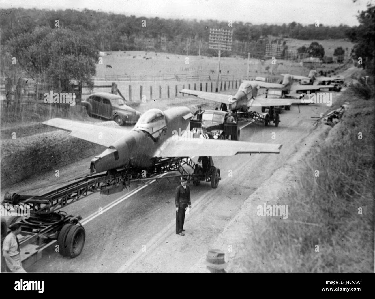 Dieses Bild zeigt ein Mustang P51 Flugzeug, das aus dem Powerhouse Museum transportiert wird. Die P51 Mustang ist ein ikonisches Kampfflugzeug aus dem Zweiten Weltkrieg, das für seine Leistung und historische Bedeutung in der Luftfahrt bekannt ist. Stockfoto