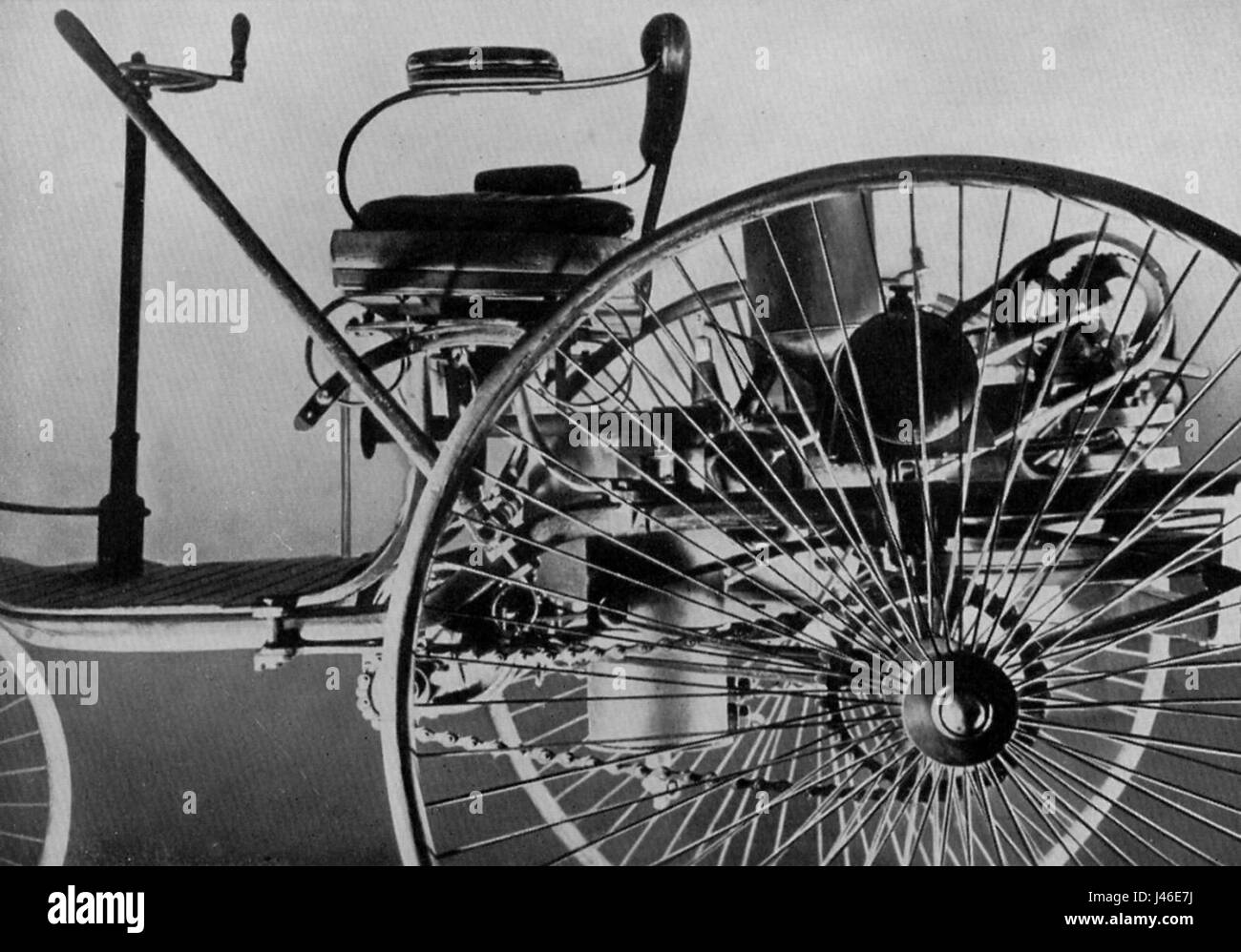Der Patentmotorwagen war einer der ersten von Karl Benz entwickelten Kraftfahrzeuge. Diese Seitenansicht hebt das Design und die mechanischen Merkmale hervor und stellt einen frühen Meilenstein in der Automobilgeschichte dar. Stockfoto